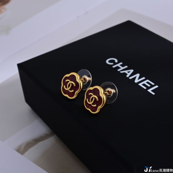 Chanel stud earrings are elegant and stylish, with exquisite craftsmanship and design